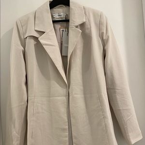 😁 trendy off white blazer with strap (BRAND NEW)